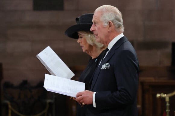 Le roi Charles III d'Angleterre et Camilla, reine consort d'Angleterre - Le roi d'Angleterre et la reine consort d'Angleterre, la Première ministre Liz Truss assistent à la messe "Reflection for Queen Elizabeth II" à la cathédrale Sainte Anne à Belfast, le 13 septembre 2022.