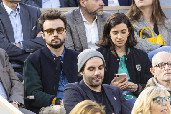 Tom Villa et sa compagne Marion - Célébrités dans les tribunes des internationaux de France de Roland Garros à Paris le 31 mai 2022. © Cyril Moreau - Dominique Jacovides/Bestimage