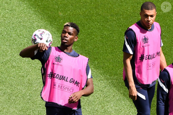 Paul Pogba et Kylian Mbappé lors de l'entraînemente de l'équipe de France de football pendant UEFA EURO 2020, à Budapest, Hongrie, le 18 juin 2021. © Anthony Bibard/FEP/Panoramic/Bestimage