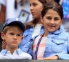 Charlene Riva et Myla Rose Federer et l'un des fils de Roger Federer lors de son match contre Lloyd Harris à Wimbledon le 2 juillet 2019.