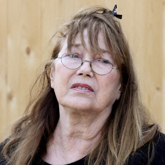 Jane Birkin - Sorties des obsèques de la chanteuse Régine au Crematorium du cimetière du Père-Lachaise à Paris. © Jacovides-Moreau / Bestimage