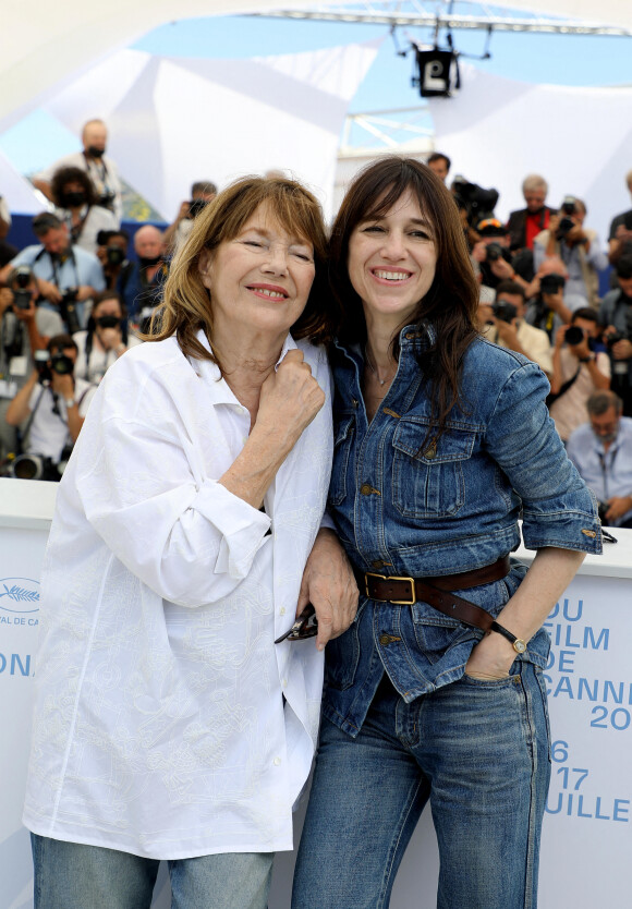 Jane Birkin, Charlotte Gainsbourg au photocall du film "Jane par Charlotte" lors du 74e festival international du film de Cannes, le 8 juillet 2021.