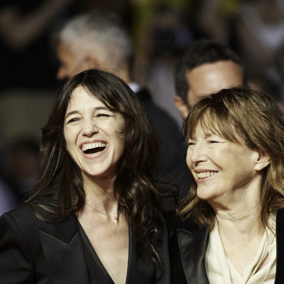 Charlotte Gainsbourg et sa mère Jane Birkin - Montée des marches du film "Jane par Charlotte" lors du 74e Festival International du Film de Cannes. Le 7 juillet 2021.