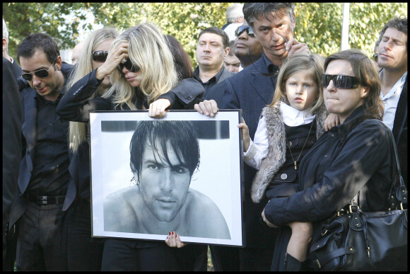 Valérie Bourdin et ses filles Sasha et Tanelle - Obsèques de Filip Nikolic en l'église russe de Sainte-Geneviève-des-Bois (Essonne) en 2009