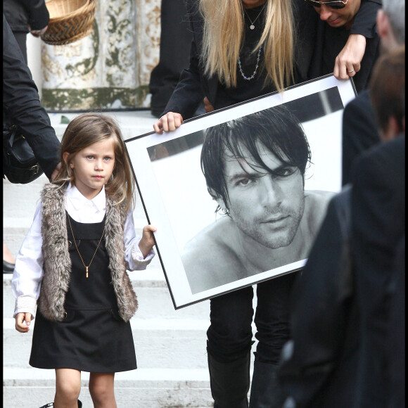Valérie Bourdin et ses filles Sasha et Tanelle - Obsèques de Filip Nikolic en l'église russe de Sainte-Geneviève-des-Bois (Essonne) en 2009