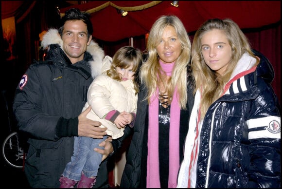 Filip Nikolic, avec sa fille Sasha, sa compagne Valérie Bourdin et la fille de cette dernière Tanelle, lors d'une soirée au Cirque Arlette Gruss en 2007