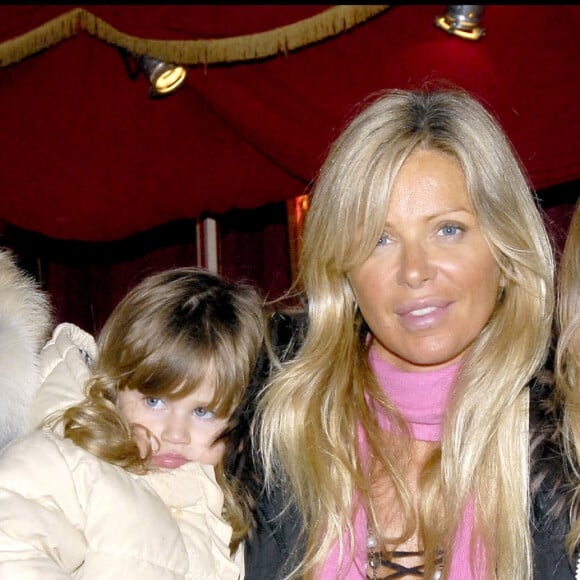 Filip Nikolic, avec sa fille Sasha, sa compagne Valérie Bourdin et la fille de cette dernière Tanelle, lors d'une soirée au Cirque Arlette Gruss en 2007