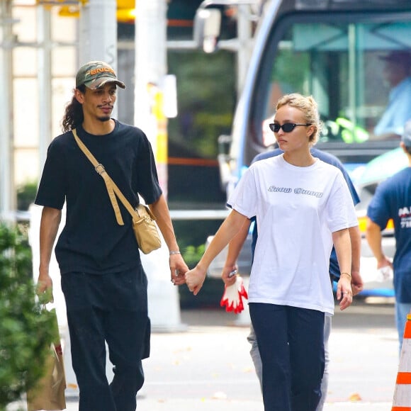 Exclusif - Lily-Rose Depp et son compagnon Yassine Stein se promènent en amoureux à New York le 13 septembre 2022. 