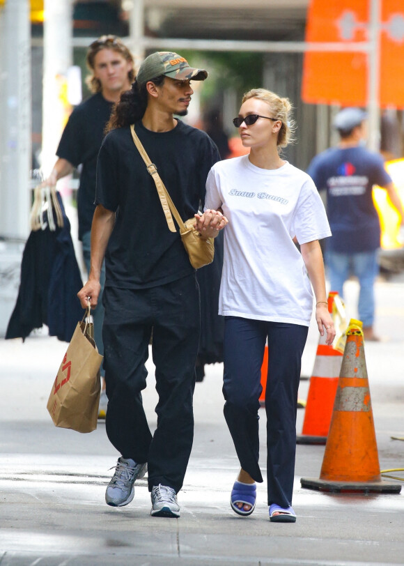 Exclusif - Lily-Rose Depp et son compagnon Yassine Stein se promènent en amoureux à New York le 13 septembre 2022. 