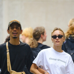 Exclusif - Lily-Rose Depp et son compagnon Yassine Stein se promènent en amoureux à New York le 13 septembre 2022. 