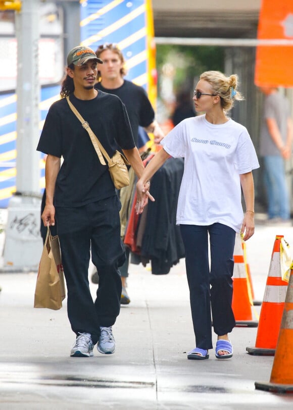 Exclusif - Lily-Rose Depp et son compagnon Yassine Stein se promènent en amoureux à New York le 13 septembre 2022. 
