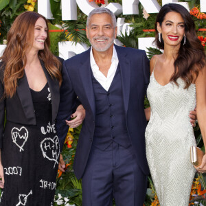 Julia Roberts, Amal Clooney et George Clooney à la première du film "Ticket To Paradise" à Londres, le 7 septembre 2022. 