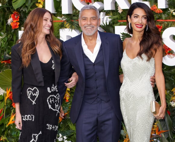 Julia Roberts, Amal Clooney et George Clooney à la première du film "Ticket To Paradise" à Londres, le 7 septembre 2022. 
