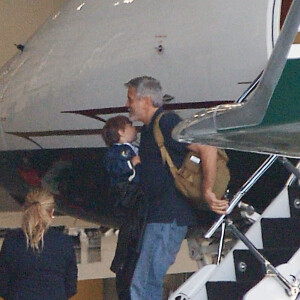 George Clooney et sa femme Amal Clooney arrivent en jet privé à l'aéroport avec leurs enfants Alexander et Ella à Los Angeles, le 28 avril 2019.