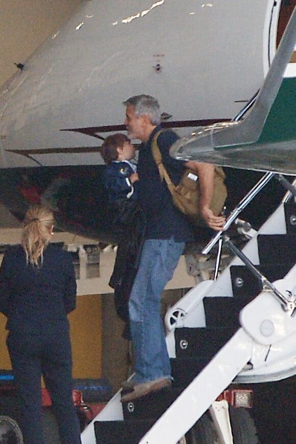 George Clooney et sa femme Amal Clooney arrivent en jet privé à l'aéroport avec leurs enfants Alexander et Ella à Los Angeles, le 28 avril 2019.