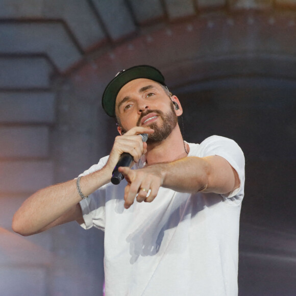Christophe Willem - Concert RFM Music Show sur le parvis de l'Hôtel de Ville de Levallois Perret. Le 18 juin 2022. Le show sera diffusé le 23 juin, à 21h15 sur C8 et en simultané sur RFM ! © Christophe Clovis / Bestimage.