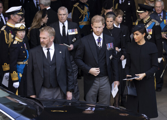 La princesse Anne, le prince Andrew, duc d'York, le prince Harry et Meghan Markle - Procession cérémonielle du cercueil de la reine Elisabeth II du palais de Buckingham à Westminster Hall à Londres le 14 septembre 2022. 