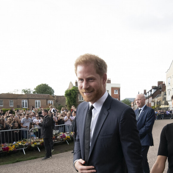 Le prince Harry, duc de Sussex, Meghan Markle, duchesse de Sussex à la rencontre de la foule devant le château de Windsor, suite au décès de la reine Elisabeth II d'Angleterre. Le 10 septembre 2022 