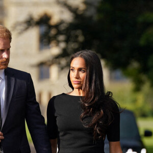 Le prince de Galles William et la princesse de Galles Kate Catherine Middleton et le prince Harry, duc de Sussex et Meghan Markle, duchesse de Sussex à la rencontre de la foule devant le château de Windsor, suite au décès de la reine Elisabeth II d'Angleterre. Le 10 septembre 2022 