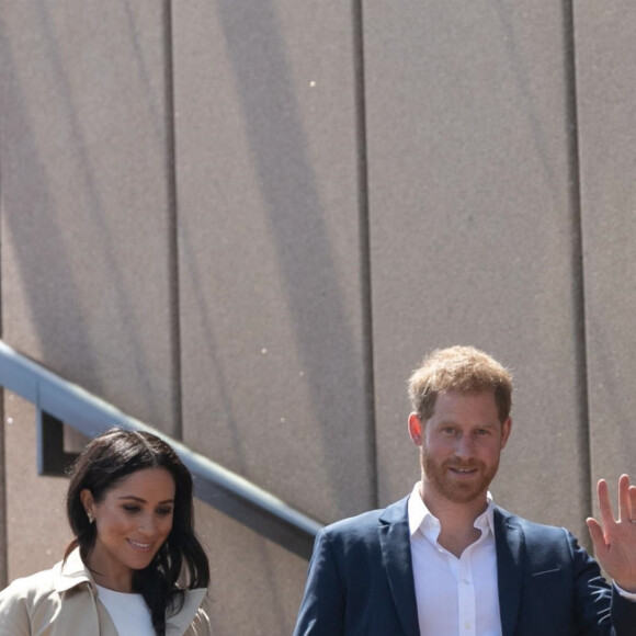 Le prince Harry, duc de Sussex et sa femme Meghan Markle, duchesse de Sussex (enceinte) ont visité le zoo de Taronga puis se sont rendus à l'Opéra de Sydney pour aller à la rencontre des habitants, lors de leur premier voyage officiel le 16 octobre 2018. Ils sont accueillis par Gladys Berejiklian (Premier ministre de la Nouvelle-Galles du Sud). 