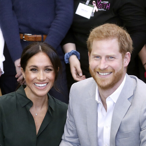 Le prince Harry, duc de Sussex, et Meghan Markle, duchesse de Sussex, rencontrent des membres du Joff, Peacehaven Youth Centre à PeaceHaven dans le Sussex le 3 octobre 2018. 