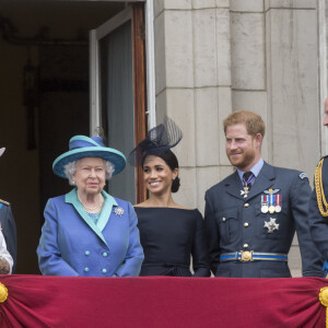 La comtesse Sophie de Wessex, le prince Charles, Camilla Parker Bowles, duchesse de Cornouailles, la reine Elisabeth II d'Angleterre, Meghan Markle, duchesse de Sussex, le prince Harry, duc de Sussex, le prince William, duc de Cambridge, Kate Catherine Middleton, duchesse de Cambridge - La famille royale d'Angleterre lors de la parade aérienne de la RAF pour le centième anniversaire au palais de Buckingham à Londres. Le 10 juillet 2018 