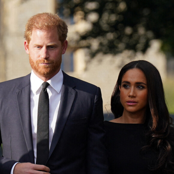 Le prince Harry, duc de Sussex et Meghan Markle, duchesse de Sussex à la rencontre de la foule devant le château de Windsor, suite au décès de la reine Elisabeth II d'Angleterre.