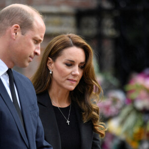 Le prince William, prince de Galles, et Catherine (Kate) Middleton, princesse de Galles regardent les hommages floraux laissés par les membres du public aux portes de Sandringham House à Norfolk, Royaume Uni, le 15 septembre 2022, après la mort de la reine Elisabeth II. 