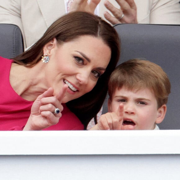 Catherine Kate Middleton, duchesse de Cambridge et le prince Louis - La famille royale regarde la grande parade qui clôture les festivités du jubilé de platine de la reine à Londres