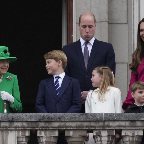 La reine Elisabeth II, le prince William, duc de Cambridge, Kate Catherine Middleton, duchesse de Cambridge, et leurs enfants le prince George, la princesse Charlotte et le prince Louis - La famille royale d'Angleterre au balcon du palais de Buckingham, à l'occasion du jubilé de la reine d'Angleterre. Le 5 juin 2022 