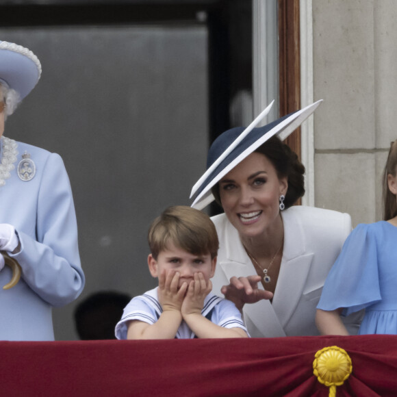 La reine Elisabeth II d'Angleterre, Catherine (Kate) Middleton, duchesse de Cambridge, le prince Louis de Cambridge, la princesse Charlotte de Cambridge - Les membres de la famille royale saluent la foule depuis le balcon du Palais de Buckingham, lors de la parade militaire "Trooping the Colour" dans le cadre de la célébration du jubilé de platine (70 ans de règne) de la reine Elizabeth II à Londres, le 2 juin 2022. © Avalon/Panoramic/Bestimage 