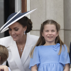 La reine Elisabeth II d'Angleterre, Catherine (Kate) Middleton, duchesse de Cambridge, le prince Louis de Cambridge, la princesse Charlotte de Cambridge - Les membres de la famille royale saluent la foule depuis le balcon du Palais de Buckingham, lors de la parade militaire "Trooping the Colour" dans le cadre de la célébration du jubilé de platine (70 ans de règne) de la reine Elizabeth II à Londres, le 2 juin 2022. © Avalon/Panoramic/Bestimage 