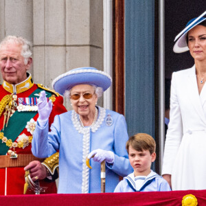 Le prince Charles, prince de Galles, La reine Elisabeth II d'Angleterre, Catherine (Kate) Middleton, duchesse de Cambridge, le prince Louis de Cambridge - Les membres de la famille royale saluent la foule depuis le balcon du Palais de Buckingham, lors de la parade militaire "Trooping the Colour" dans le cadre de la célébration du jubilé de platine (70 ans de règne) de la reine Elizabeth II à Londres, le 2 juin 2022. 