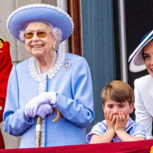 La reine Elisabeth II d'Angleterre, Catherine (Kate) Middleton, duchesse de Cambridge, le prince Louis de Cambridge - Les membres de la famille royale saluent la foule depuis le balcon du Palais de Buckingham, lors de la parade militaire "Trooping the Colour" dans le cadre de la célébration du jubilé de platine (70 ans de règne) de la reine Elizabeth II à Londres, le 2 juin 2022. 