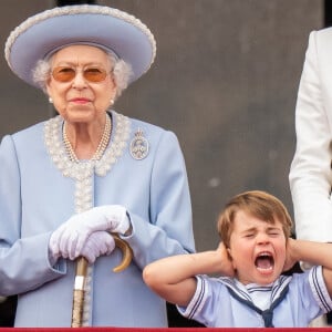 La reine Elisabeth II d'Angleterre, Le prince Louis de Cambridge, Catherine (Kate) Middleton, duchesse de Cambridge - Les membres de la famille royale saluent la foule depuis le balcon du Palais de Buckingham, lors de la parade militaire "Trooping the Colour" dans le cadre de la célébration du jubilé de platine (70 ans de règne) de la reine Elizabeth II à Londres, le 2 juin 2022. 