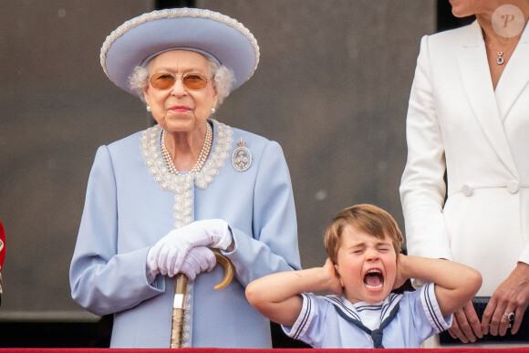 La reine Elisabeth II d'Angleterre, Le prince Louis de Cambridge, Catherine (Kate) Middleton, duchesse de Cambridge - Les membres de la famille royale saluent la foule depuis le balcon du Palais de Buckingham, lors de la parade militaire "Trooping the Colour" dans le cadre de la célébration du jubilé de platine (70 ans de règne) de la reine Elizabeth II à Londres, le 2 juin 2022. 