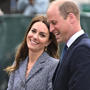 Le prince William, duc de Cambridge, et Catherine (Kate) Middleton, duchesse de Cambridge, assistent à l'ouverture officielle du mémorial Glade of Light à Manchester, Royaume Uni, le 10 mai 2022. Le mémorial commémore les victimes de l'attaque terroriste du 22 mai 2017 à la Manchester Arena. Il rend hommage aux 22 personnes dont la vie a été prise, ainsi qu'à la mémoire de tous ceux qui ont été blessés ou affectés. 