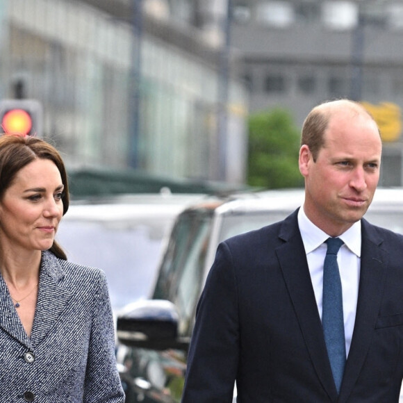 Le prince William, duc de Cambridge, et Catherine (Kate) Middleton, duchesse de Cambridge, assistent à l'ouverture officielle du mémorial Glade of Light à Manchester, Royaume Uni, le 10 mai 2022. Le mémorial commémore les victimes de l'attaque terroriste du 22 mai 2017 à la Manchester Arena. Il rend hommage aux 22 personnes dont la vie a été prise, ainsi qu'à la mémoire de tous ceux qui ont été blessés ou affectés. 