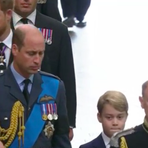 Kate Middleton, le prince William, Charlotte et George lors de leur entrée à l'abbaye de Westminster à Londres le lundi 19 septembre 2022