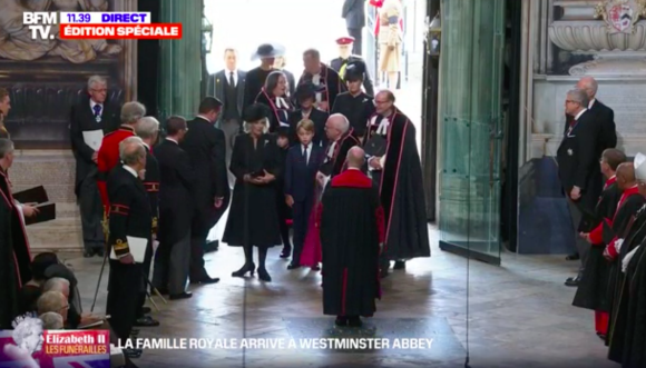 Kate Middleton, le prince William, Charlotte et George lors de leur entrée à l'abbaye de Westminster à Londres le lundi 19 septembre 2022