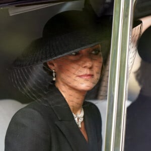 Kate Middleton, princesse de Galles, arrive dans la même voiture que Camilla, reine consort et de ses enfants, le prince George et la princesse Charlotte, pour les obsèques de la reine Elizabeth II à l'abbaye de Westminster à Londres Photo : Tim Goode/PA Photos/ABACAPRESS.COM