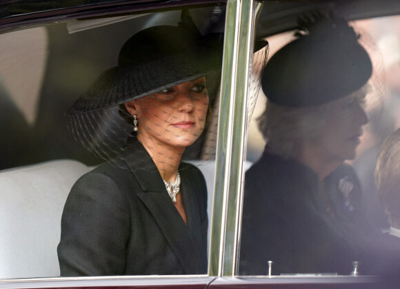 Kate Middleton, princesse de Galles, arrive dans la même voiture que Camilla, reine consort et de ses enfants, le prince George et la princesse Charlotte, pour les obsèques de la reine Elizabeth II à l'abbaye de Westminster à Londres Photo : Tim Goode/PA Photos/ABACAPRESS.COM