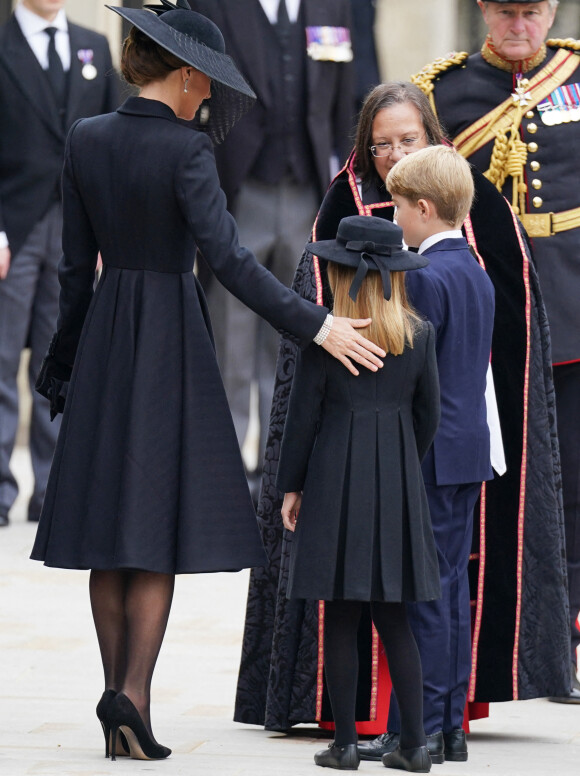 Kate Middleton, princesse de Galles, le prince George et la princesse Charlotte arrive à l'abbaye de Westminster de Londres, le 19 septembre 2022 Photo : Andrew Milligan/PA Photos/ABACAPRESS.COM