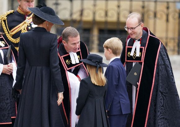Kate Middleton, princesse de Galles, le prince George et la princesse Charlotte arrive à l'abbaye de Westminster de Londres, le 19 septembre 2022 Photo : Andrew Milligan/PA Photos/ABACAPRESS.COM