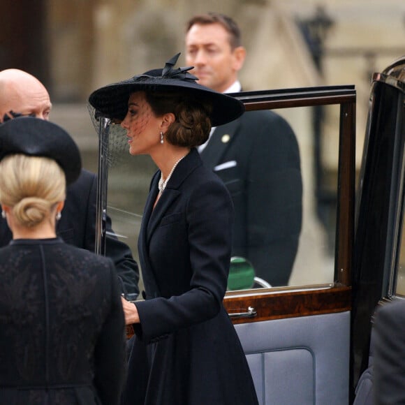 Catherine, princesse de Galles - Arrivées au service funéraire à l'Abbaye de Westminster pour les funérailles d'Etat de la reine Elizabeth II d'Angleterre. Le sermon est délivré par l'archevêque de Canterbury Justin Welby (chef spirituel de l'Eglise anglicane) au côté du doyen de Westminster David Hoyle. Londres, le 19 septembre 2022. © Peter Byrne / PA via Bestimage 