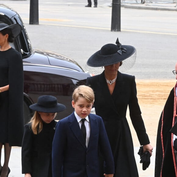 Catherine (Kate) Middleton, princesse de Galles, Le prince George de Galles, La princesse Charlotte de Galles - Arrivées au service funéraire à l'Abbaye de Westminster pour les funérailles d'Etat de la reine Elizabeth II d'Angleterre le 19 septembre 2022. © Geoff Pugh / PA via Bestimage 