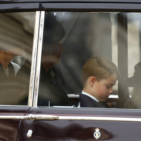 Catherine (Kate) Middleton, princesse de Galles, Camilla Parker Bowles, reine consort d'Angleterre, Le prince George de Galles et Le prince George de Galles - Arrivées au service funéraire à l'Abbaye de Westminster pour les funérailles d'Etat de la reine Elizabeth II d'Angleterre le 19 septembre 2022. © Alkis Konstantinidis / PA via Bestimage 