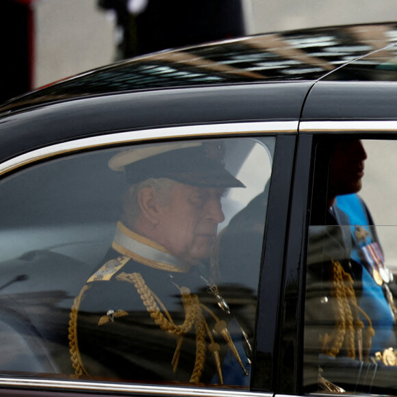 Le roi Charles III d'Angleterre, Le prince William, prince de Galles - Procession du cercueil de la reine Elizabeth II d'Angleterre de Wesminster Hall où il était exposé au public, jusqu'à l'Abbaye de Westminster. Le cercueil est installé sur l'affût du canon, puis tiré par 142 marins de la Royal Navy à l'aide de cordages, dans la plus pure tradition de la monarchie britannique. Cette tradition remonte aux funérailles d'Etat de la reine Victoria en février 1901. Londres, le 19 septembre 2022. 