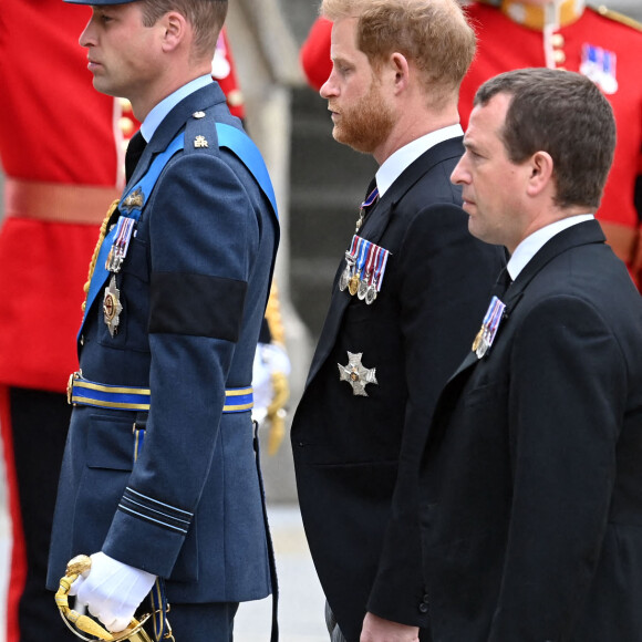 Le prince William, prince de Galles, le prince Harry - Procession du cercueil de la reine Elizabeth II d'Angleterre de Wesminster Hall où il était exposé au public, jusqu'à l'Abbaye de Westminster. Le cercueil est installé sur l'affût du canon, puis tiré par 142 marins de la Royal Navy à l'aide de cordages, dans la plus pure tradition de la monarchie britannique. Cette tradition remonte aux funérailles d'Etat de la reine Victoria en février 1901. Londres, le 19 septembre 2022.