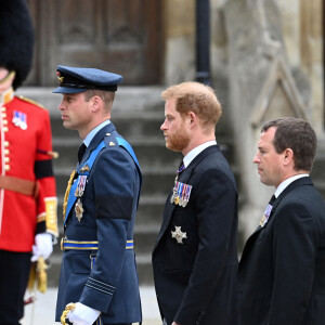 La princesse Anne, le prince andrew, duc d'York, le prince Edward, le prince William, prince de Galles, le prince Harry - Procession du cercueil de la reine Elizabeth II d'Angleterre de Wesminster Hall où il était exposé au public, jusqu'à l'Abbaye de Westminster. Le cercueil est installé sur l'affût du canon, puis tiré par 142 marins de la Royal Navy à l'aide de cordages, dans la plus pure tradition de la monarchie britannique. Cette tradition remonte aux funérailles d'Etat de la reine Victoria en février 1901. Londres, le 19 septembre 2022.